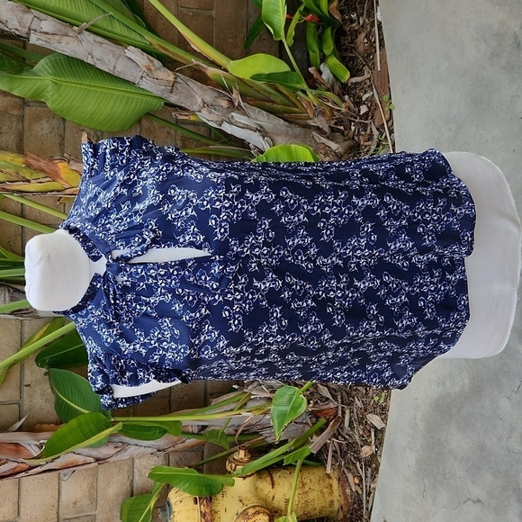 Banana Republic Tops - Banana Republic navy blue floral sleeveless blouse extra small